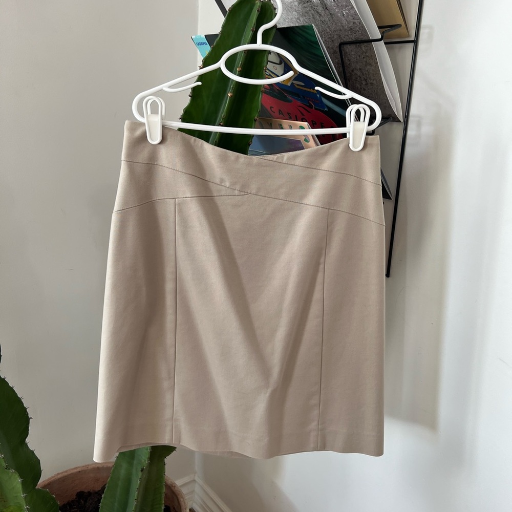 Banana Republic Skirt. Size 0. Stretch. Beige/Tan.